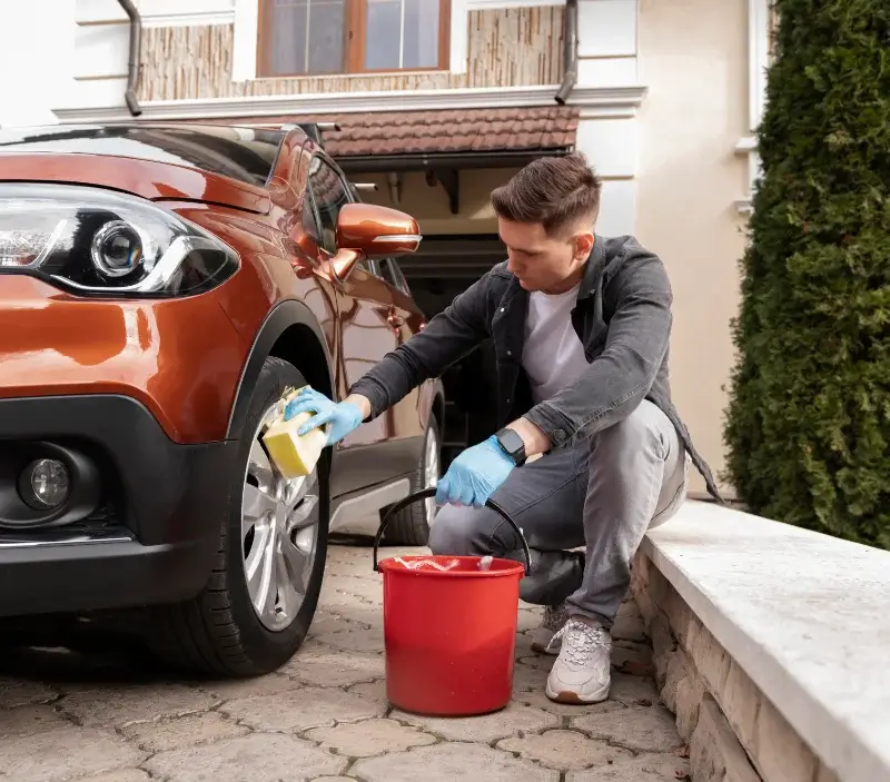Lavage auto à domicile Reynès : professionnel intervenant sur un véhicule
